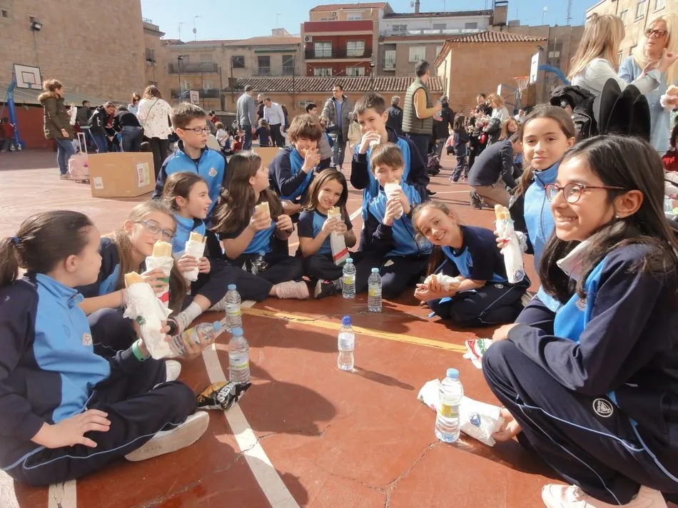 Foto 4 - Bocatas solidarios en el Colegio San Juan Bosco  