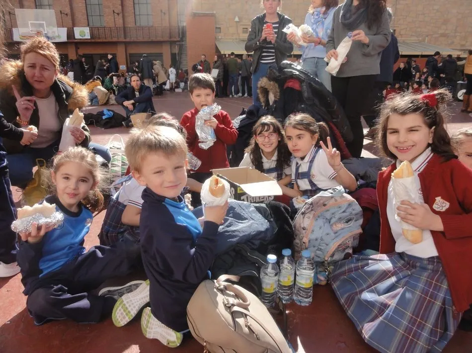 Foto 2 - Bocatas solidarios en el Colegio San Juan Bosco  