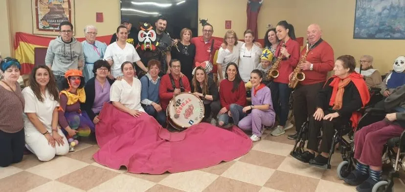 Caracillo recibe el Carnaval con carretones, música de charanga y el pregón de Sara Vicente  