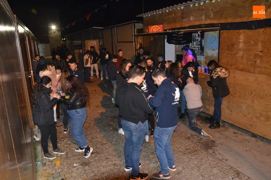 Foto 6 - Fant&aacute;stico ambiente en la primera gran noche de las casetas del Paseo Fernando Arrabal  