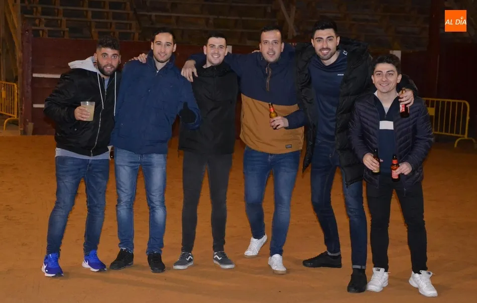 Foto 2 - Eh, s&aacute;canos una foto: Los &uacute;ltimos del Jueves de Casetas y los primeros del Viernes de Carnaval  