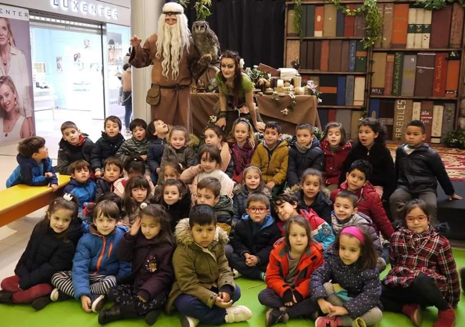 Un grupo de alumnos del CEIP Padre Manjón en los Cuentos Vivos del Centro Comercial El Tormes
