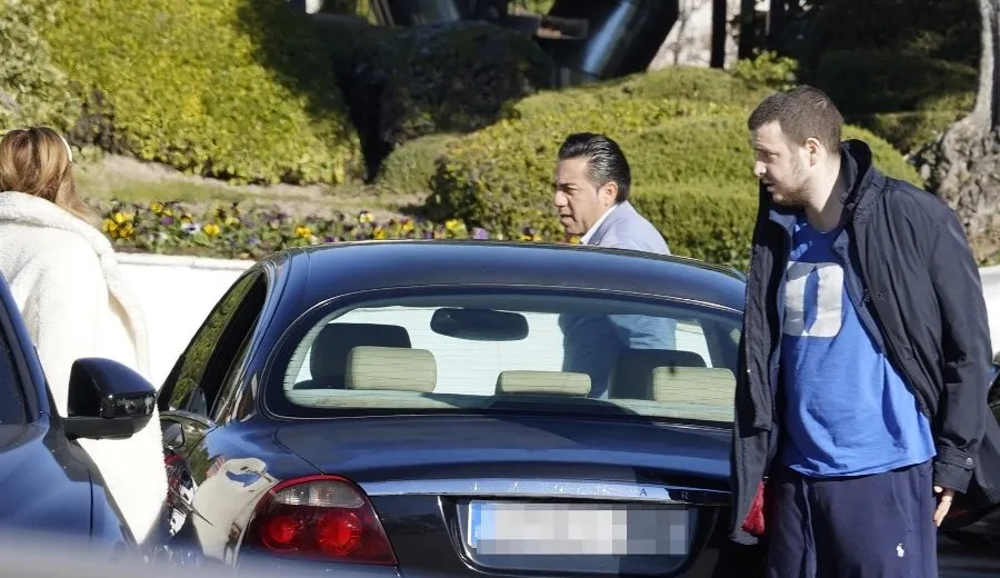Aless Lequio en los accesos de la clínica Ruber acompañado de su madre, Ana Obregón. Foto de Ángel Díaz / EP