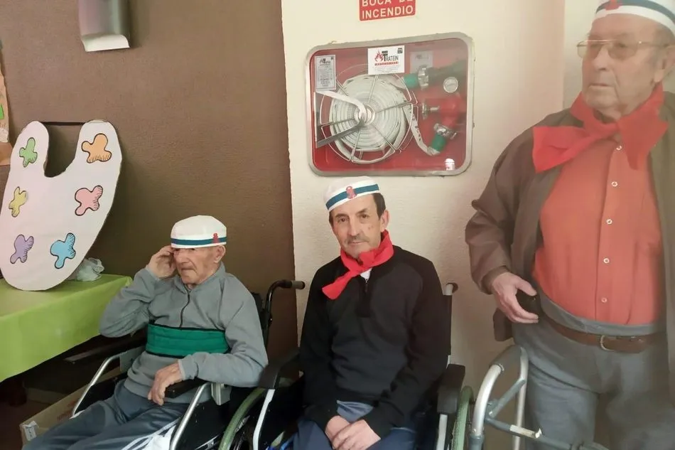 Foto 11 - Los alumnos del CRA La Ribera comparten el Carnaval en Aldead&aacute;vila con los mayores  