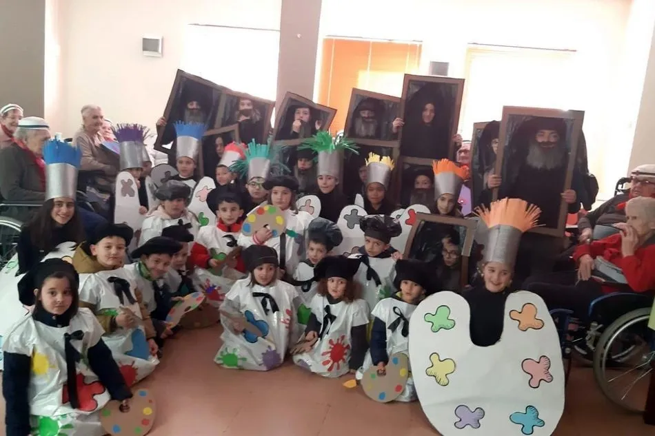 Foto 6 - Los alumnos del CRA La Ribera comparten el Carnaval en Aldead&aacute;vila con los mayores  