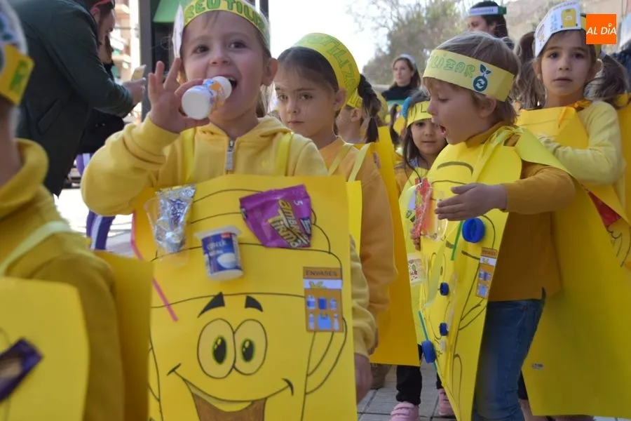 Foto 11 - El desfile de Carnaval Colegio Concertado Pizarrales sorprende a los vecinos del barrio
