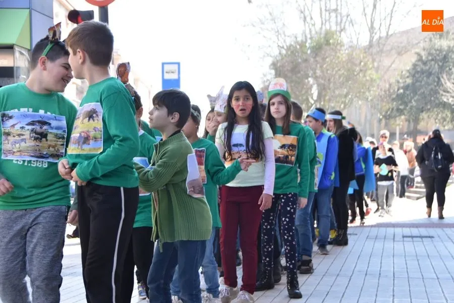 Foto 10 - El desfile de Carnaval Colegio Concertado Pizarrales sorprende a los vecinos del barrio