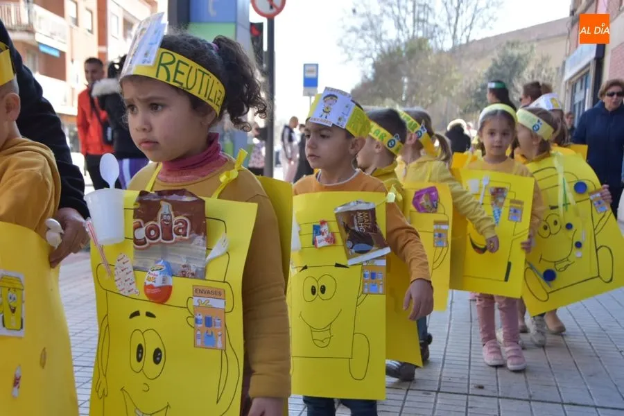 Foto 9 - El desfile de Carnaval Colegio Concertado Pizarrales sorprende a los vecinos del barrio
