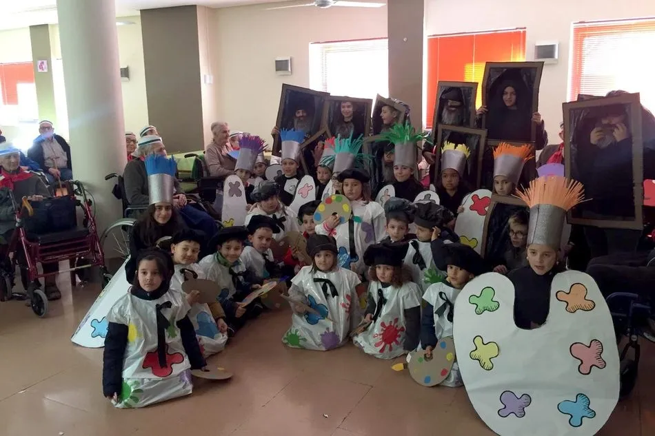 Foto 4 - Los alumnos del CRA La Ribera comparten el Carnaval en Aldead&aacute;vila con los mayores  
