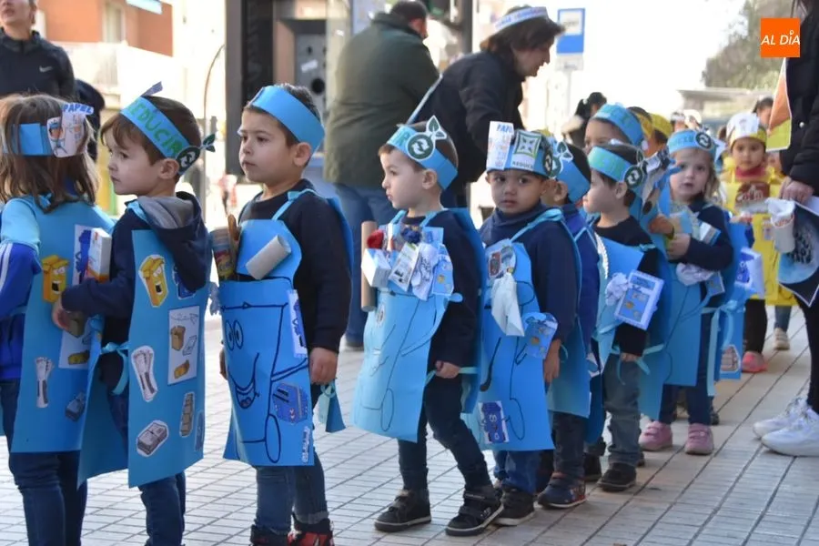 Foto 8 - El desfile de Carnaval Colegio Concertado Pizarrales sorprende a los vecinos del barrio