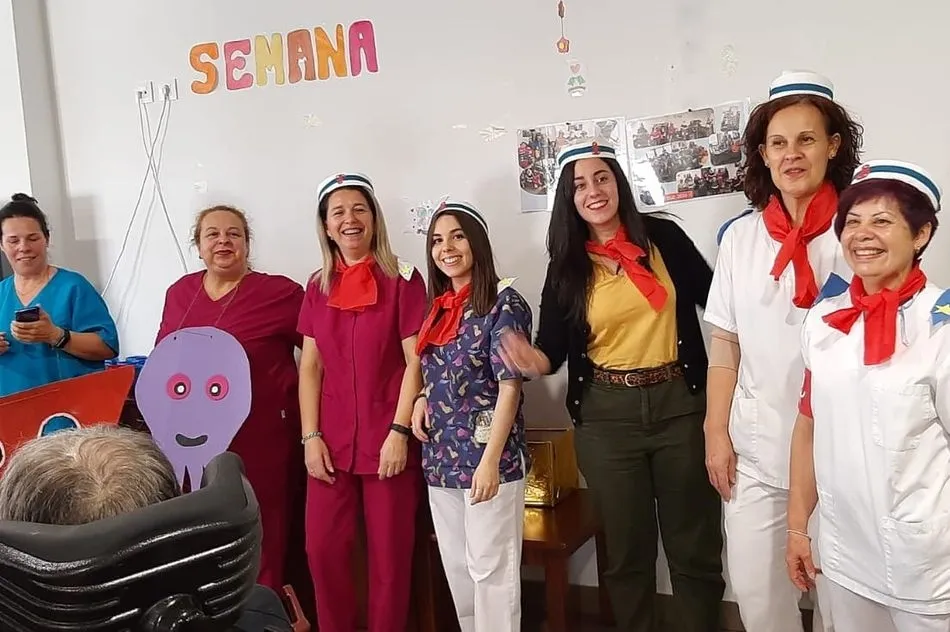 Foto 2 - Los alumnos del CRA La Ribera comparten el Carnaval en Aldead&aacute;vila con los mayores  