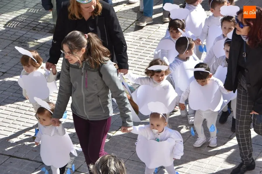 Foto 7 - El desfile de Carnaval Colegio Concertado Pizarrales sorprende a los vecinos del barrio