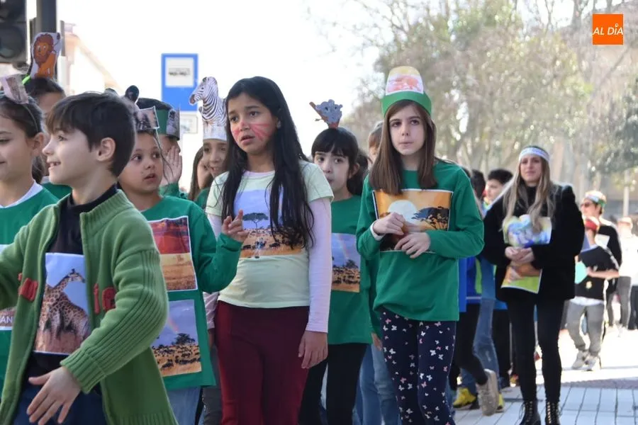 Foto 6 - El desfile de Carnaval Colegio Concertado Pizarrales sorprende a los vecinos del barrio
