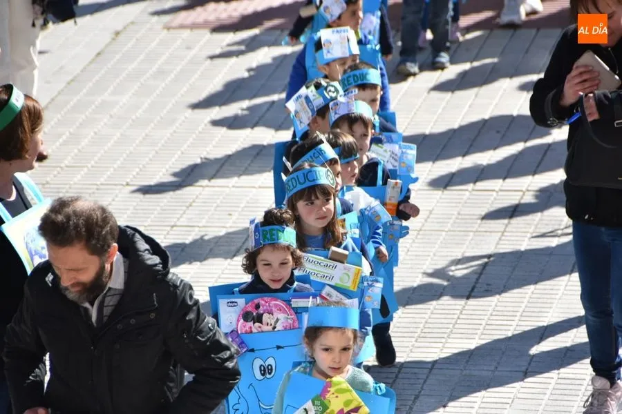 Foto 5 - El desfile de Carnaval Colegio Concertado Pizarrales sorprende a los vecinos del barrio