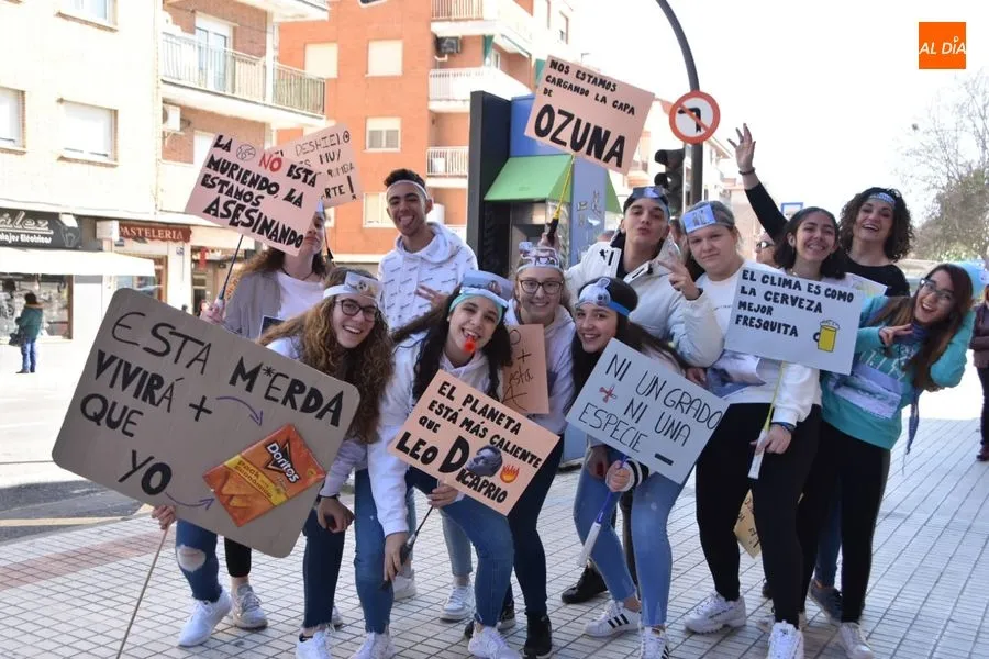 Foto 4 - El desfile de Carnaval Colegio Concertado Pizarrales sorprende a los vecinos del barrio