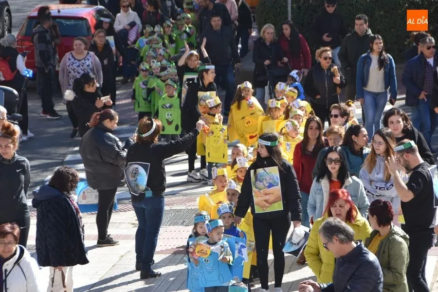 Foto 3 - El desfile de Carnaval Colegio Concertado Pizarrales sorprende a los vecinos del barrio