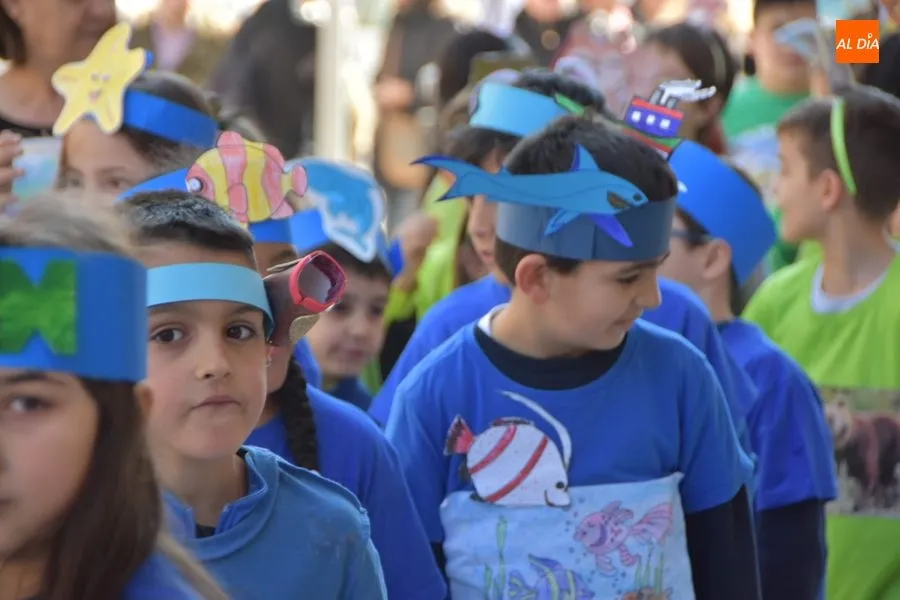 Foto 2 - El desfile de Carnaval Colegio Concertado Pizarrales sorprende a los vecinos del barrio
