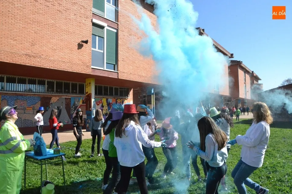 Alumnos del IES Fray Diego se van de Carnaval teñidos de colores  
