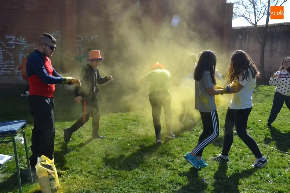 Foto 11 - Alumnos del IES Fray Diego se van de Carnaval te&ntilde;idos de colores  
