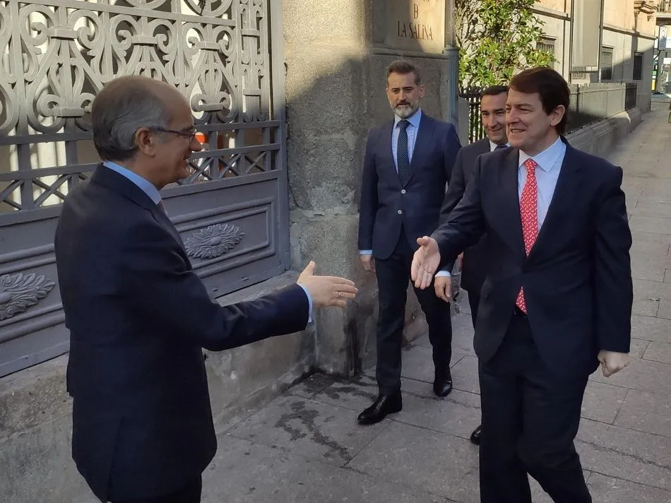 Javier Iglesias, presidente de la Diputación de Salamanca, y Carlos García Carbayo, alcalde de Salamanca, reciben al presidente de la Junta, Alfonso Fernández Mañueco. Foto: EP