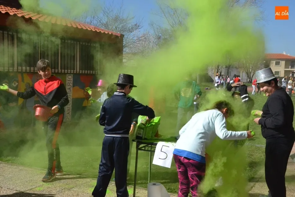 Foto 5 - Alumnos del IES Fray Diego se van de Carnaval te&ntilde;idos de colores  