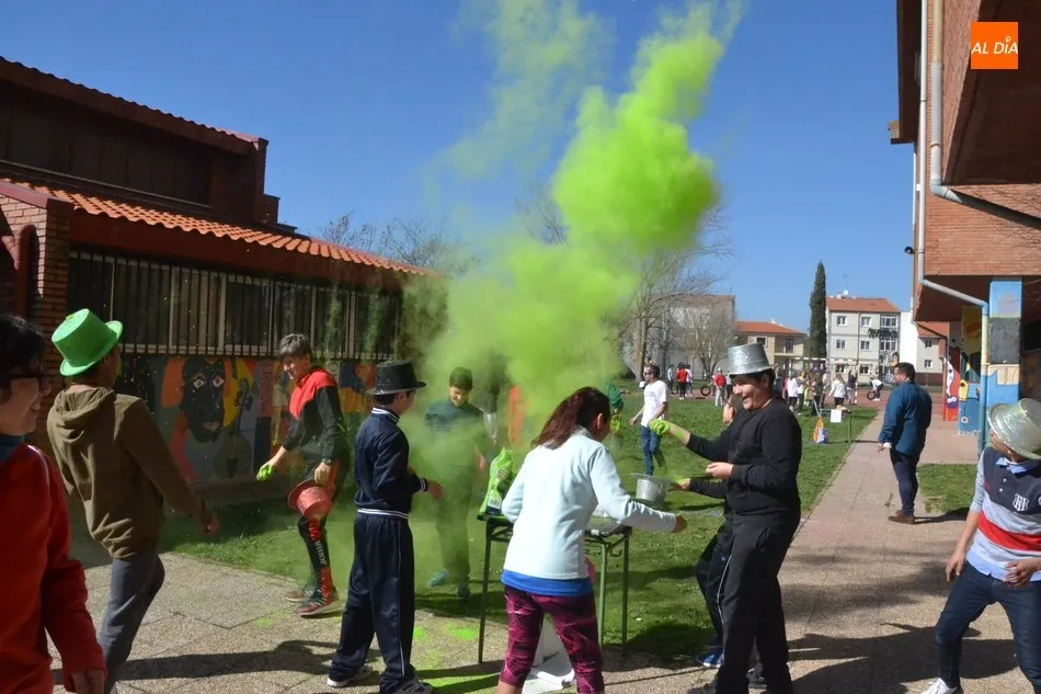 Foto 6 - Alumnos del IES Fray Diego se van de Carnaval te&ntilde;idos de colores  
