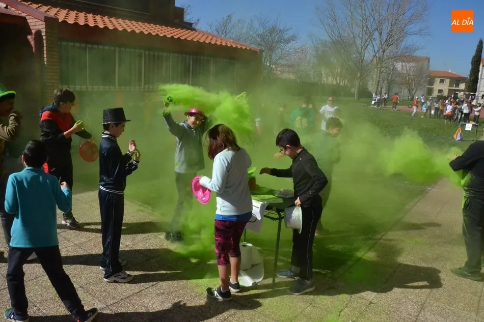 Foto 3 - Alumnos del IES Fray Diego se van de Carnaval te&ntilde;idos de colores  