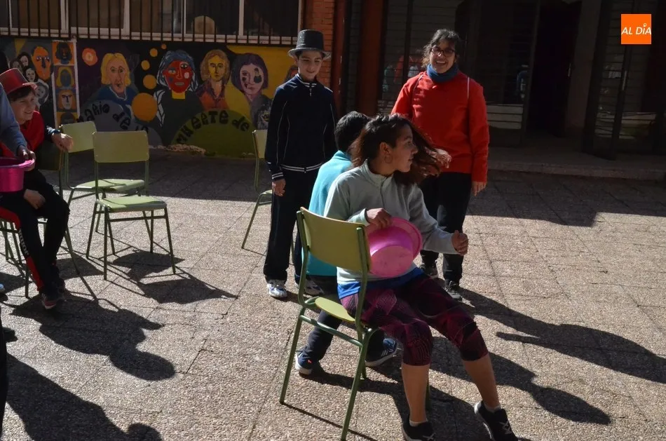 Foto 7 - Alumnos del IES Fray Diego se van de Carnaval te&ntilde;idos de colores  