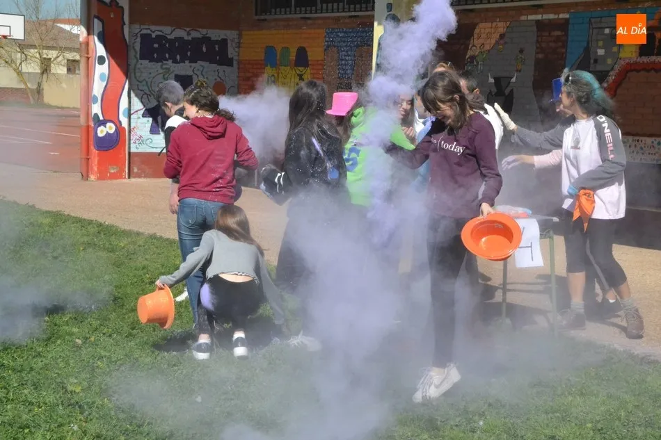 Foto 10 - Alumnos del IES Fray Diego se van de Carnaval te&ntilde;idos de colores  