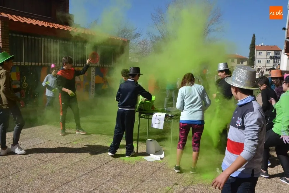 Foto 4 - Alumnos del IES Fray Diego se van de Carnaval te&ntilde;idos de colores  