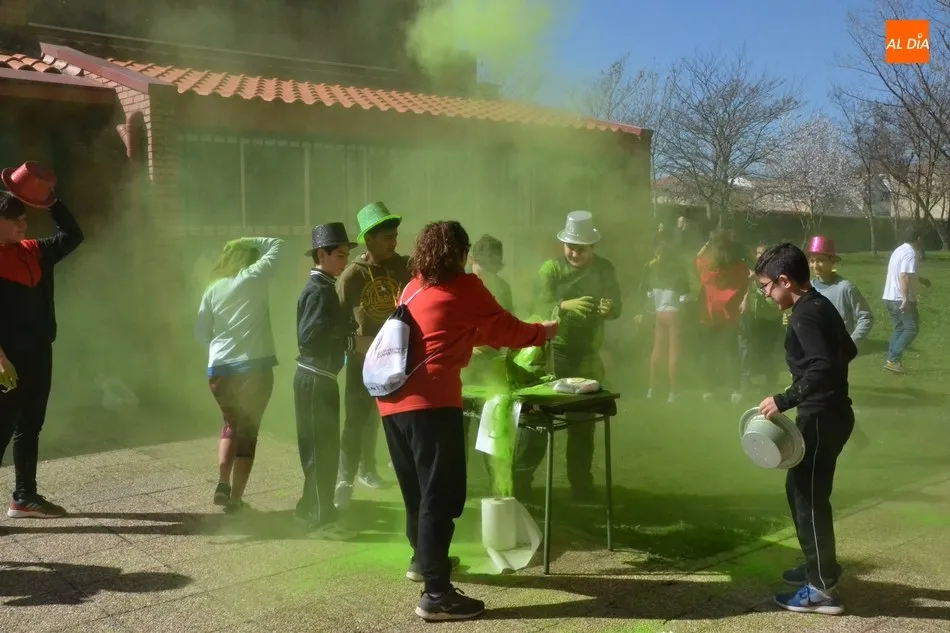 Foto 2 - Alumnos del IES Fray Diego se van de Carnaval te&ntilde;idos de colores  