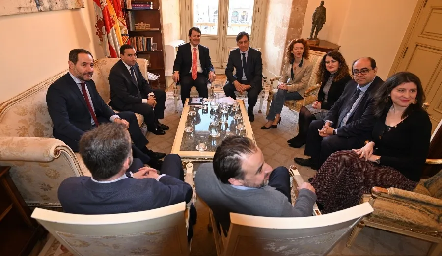 El presidente de la Junta de Castilla y León, Alfonso Fernández Mañueco, en el centro, en su visita de este viernes al Ayuntamiento de Salamanca