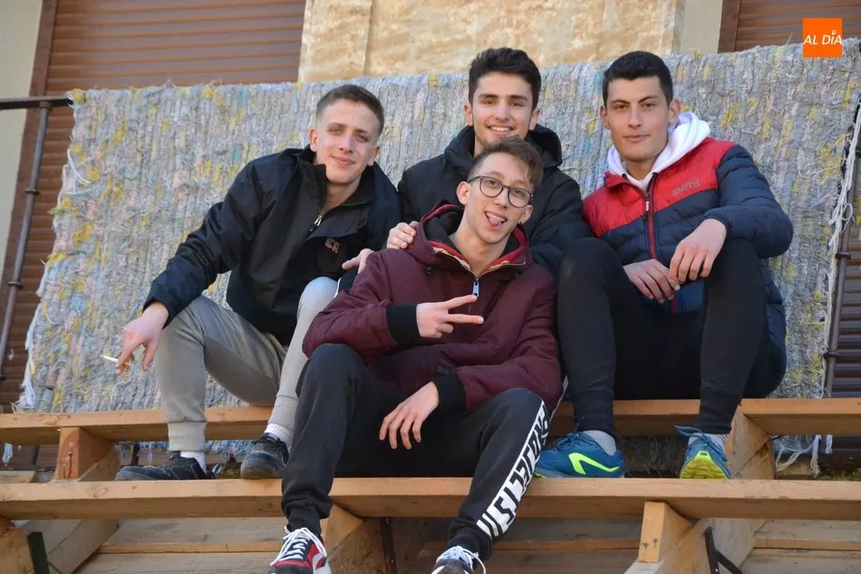 Eh, sácanos una foto: Cogiendo sitio  