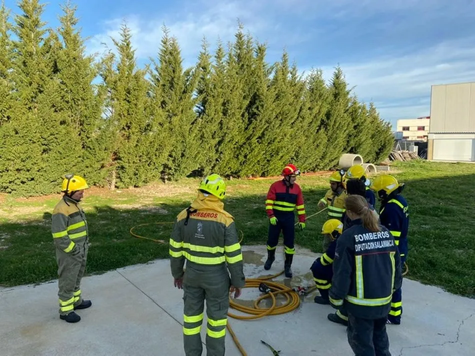 Foto 3 - La Diputaci&oacute;n forma a un centenar de nuevos bomberos voluntarios de seis parques de la provincia