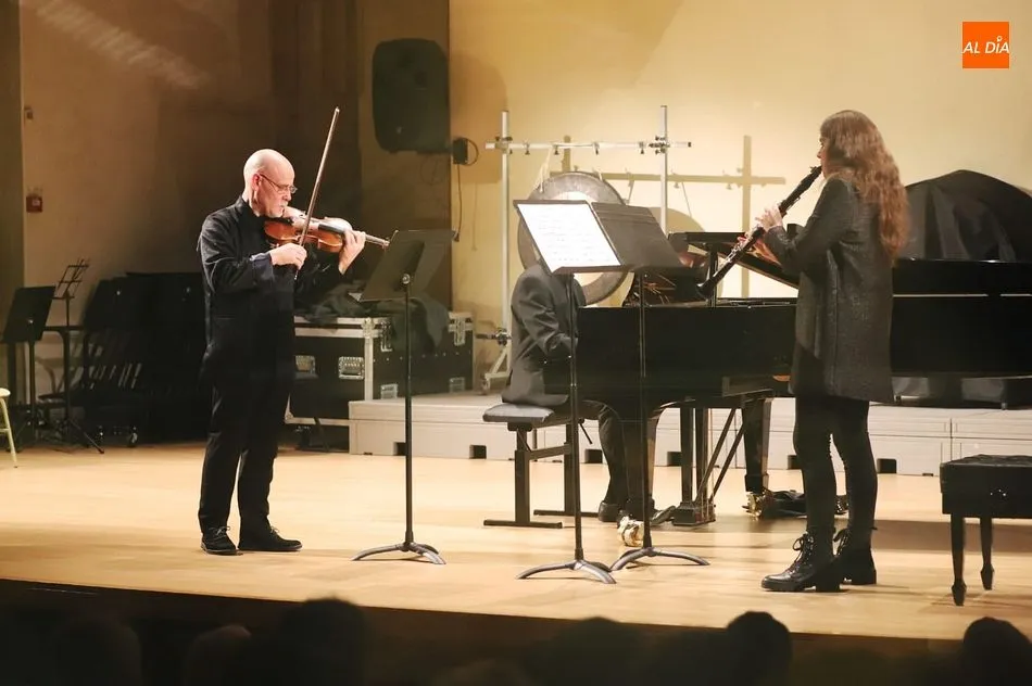 El Trío Contrastes inició las actuaciones en el Conservatorio Profesional de Música. Fotos: Lydia González