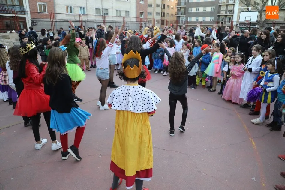 Foto 2 - El Colegio Padre Manj&oacute;n festeja con alegr&iacute;a el carnaval