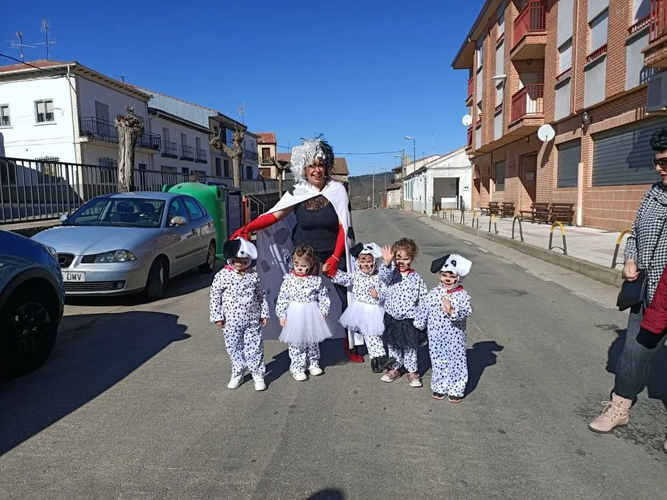 Foto 8 - Los escolares de Linares de Riofr&iacute;o viven un emocionante viernes de carnaval