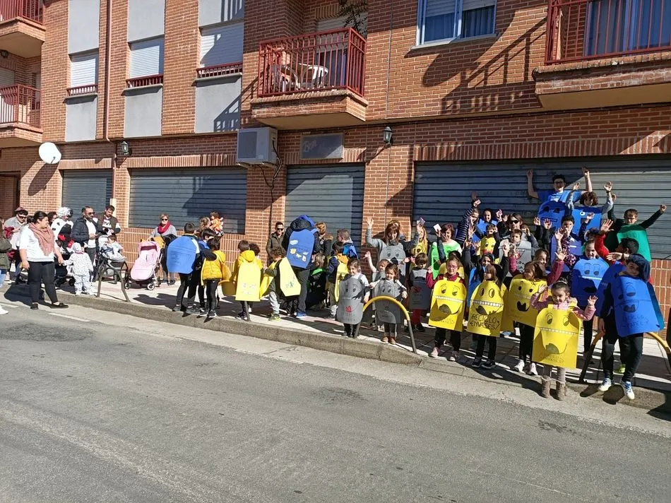Foto 5 - Los escolares de Linares de Riofr&iacute;o viven un emocionante viernes de carnaval