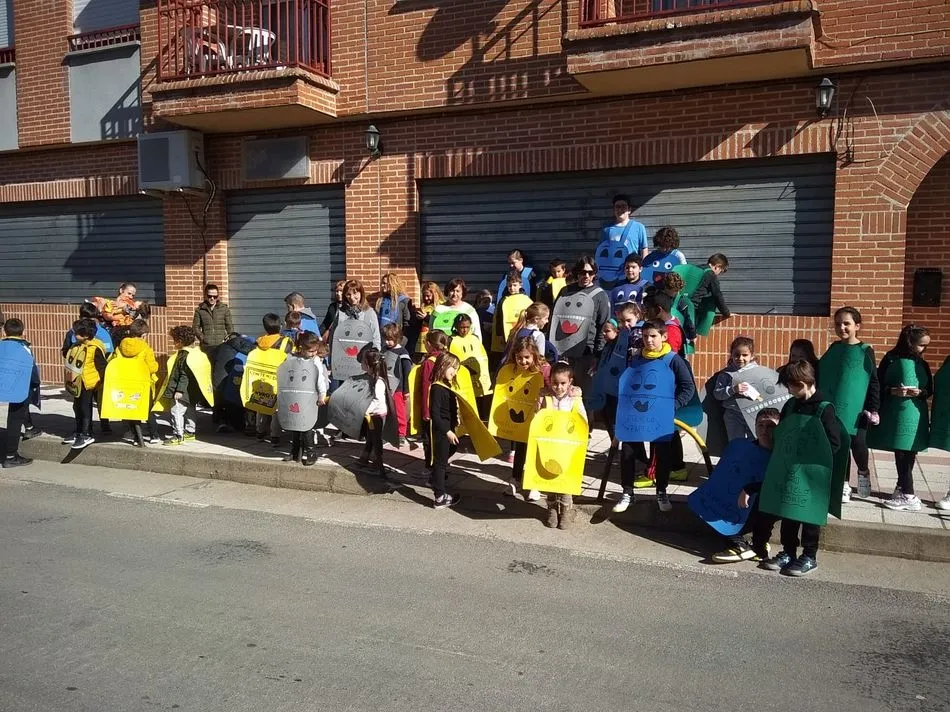 Foto 2 - Los escolares de Linares de Riofr&iacute;o viven un emocionante viernes de carnaval