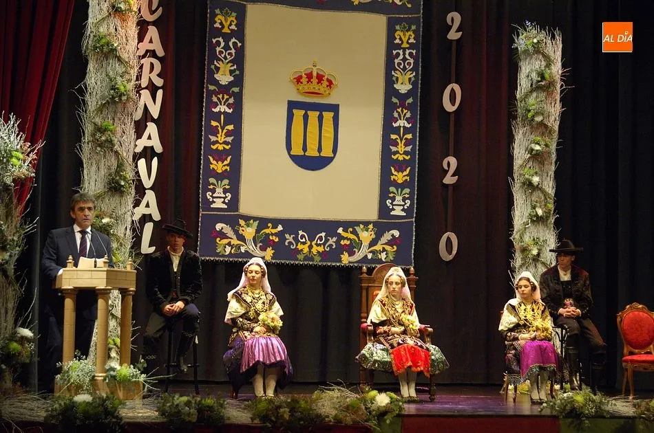 Foto 2 - Victorino Mart&iacute;n rinde homenaje al toro ante una pl&eacute;yade de autoridades  