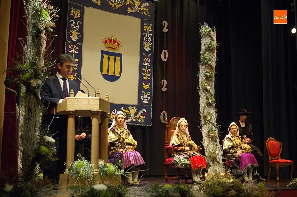 Foto 4 - Victorino Mart&iacute;n rinde homenaje al toro ante una pl&eacute;yade de autoridades  