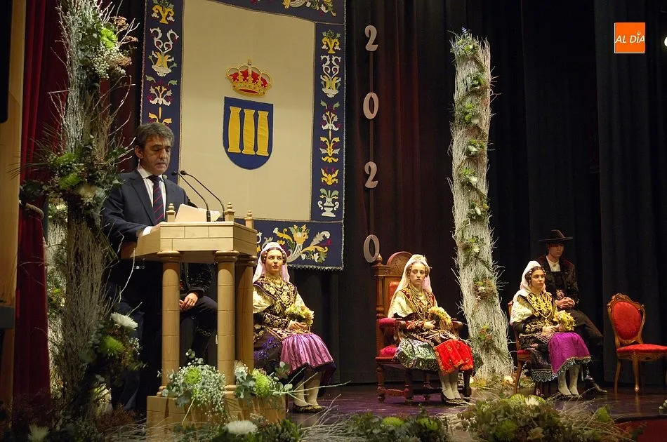 Foto 3 - Victorino Mart&iacute;n rinde homenaje al toro ante una pl&eacute;yade de autoridades  