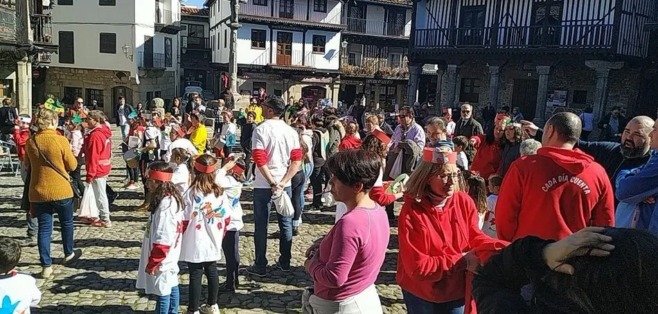 Foto 6 - Los ni&ntilde;os inician con su desfile el carnaval de La Alberca