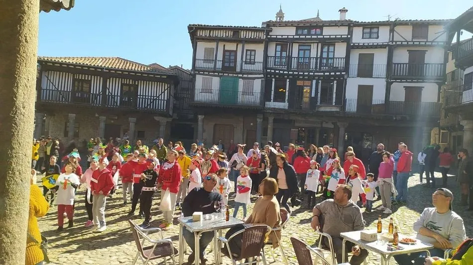 Foto 4 - Los ni&ntilde;os inician con su desfile el carnaval de La Alberca