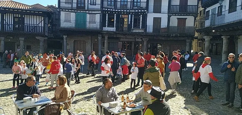 Foto 3 - Los ni&ntilde;os inician con su desfile el carnaval de La Alberca