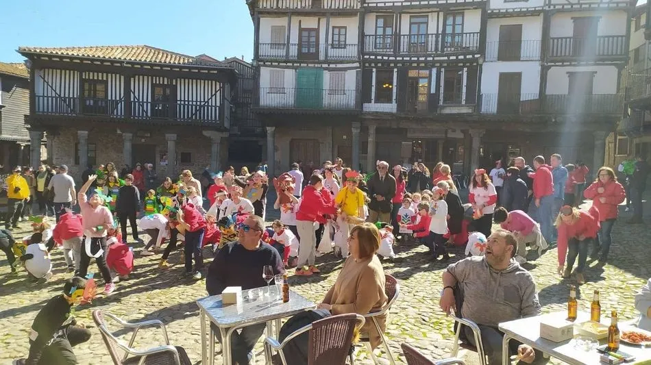 Foto 2 - Los ni&ntilde;os inician con su desfile el carnaval de La Alberca