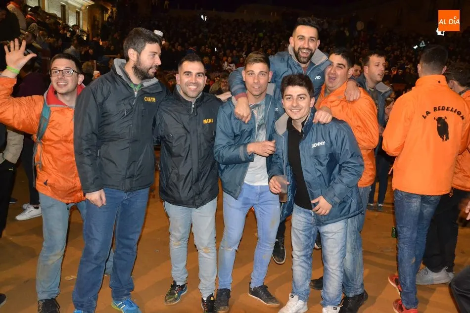 Foto 7 - Adelaida Rodr&iacute;guez abre el fuego de los toros en una noche en la que onde&oacute; la bandera de...