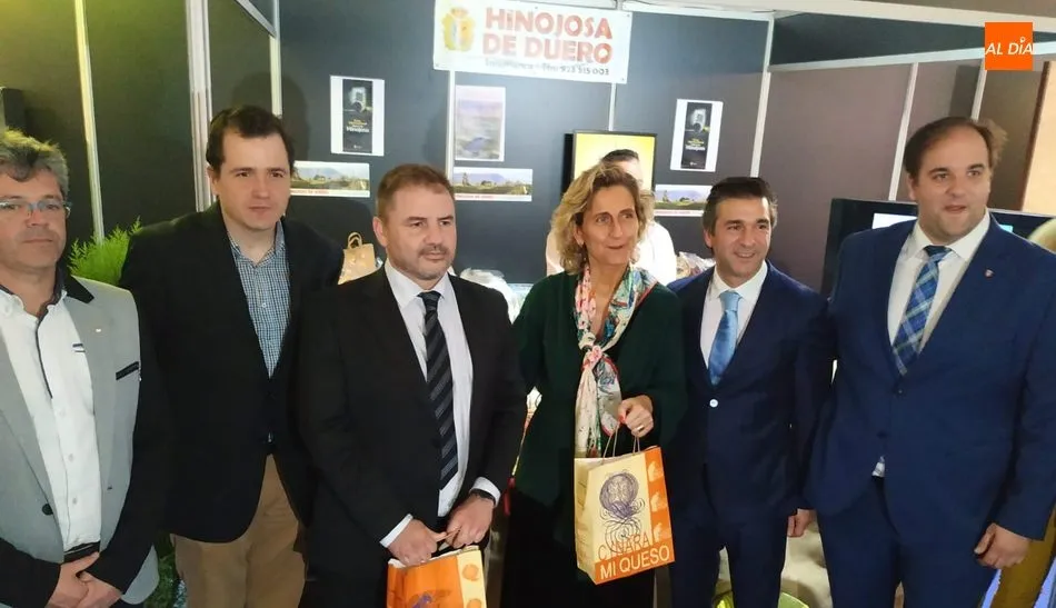 Comitiva de autoridades durante la visita al stand de Hiniojosa en Pinhel