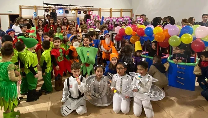 El colegio La Encarnación celebraba el Carnaval con una nueva edición de su Festival Misionero