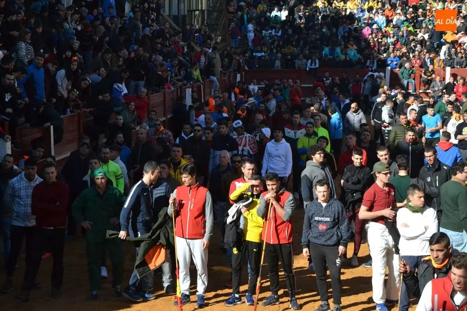 Foto 3 - Le&oacute;n se limita a completar a un ritmo &lsquo;tranquilo&rsquo; el camino de ida hasta la Plaza  